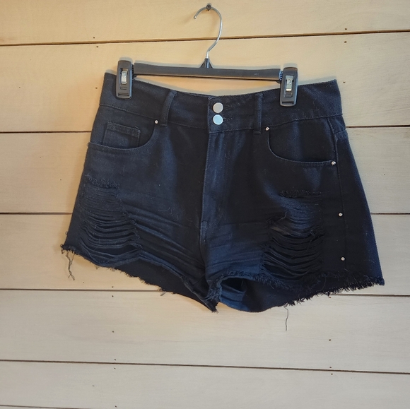 Solid ripped raw cut shorts - Picture 2 of 3
